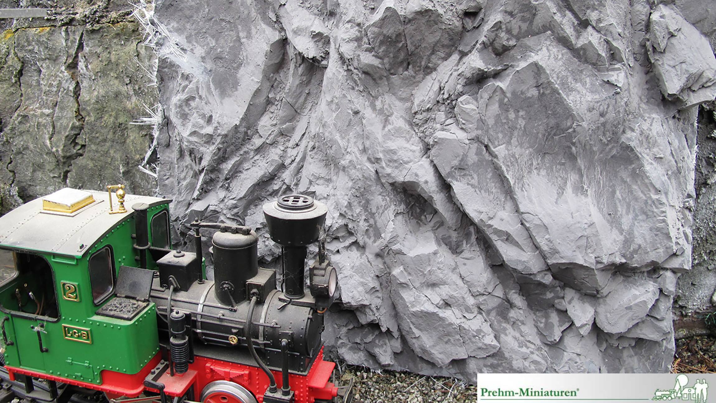 Ab 2019 bietet Prehm-Miniaturen eine weitere Komponente zum einfachen Bau von Felsen und Gebirge auf der Gartenbahn. Ob 30 cm oder 3 Meter hoch, mit den neuen Kunstfelsen ist der Bau von Gebirgen, Almwiesen oder Tunneleinfahrten kinderleicht.